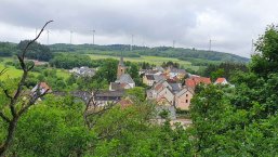 Blick auf Berschweiler auf dem Historischen Amtsweg Burglichtenberg