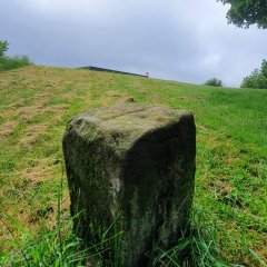 Grenzstein Pfeffelbach-Reichweiler auf dem historischen Amstweg Burglichtenberg