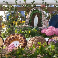 Brot und Kuchen beim Erntedankumzug auf der Heide