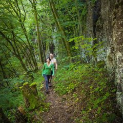 Wanderer unterwegs auf Felsenpfad