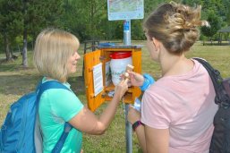 Wanderer an der Servicestation am Baumkreis Wanderer an der Servicestation am Baumkreis