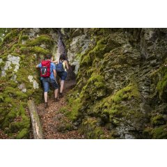 Wanderer erkunden das Wildfrauenloch