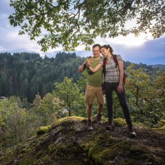 Wanderer machen ein Foto am Burgblick