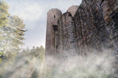 Frauenburg im Nebel auf der Traumschleife Gräfin Loretta in Frauenberg