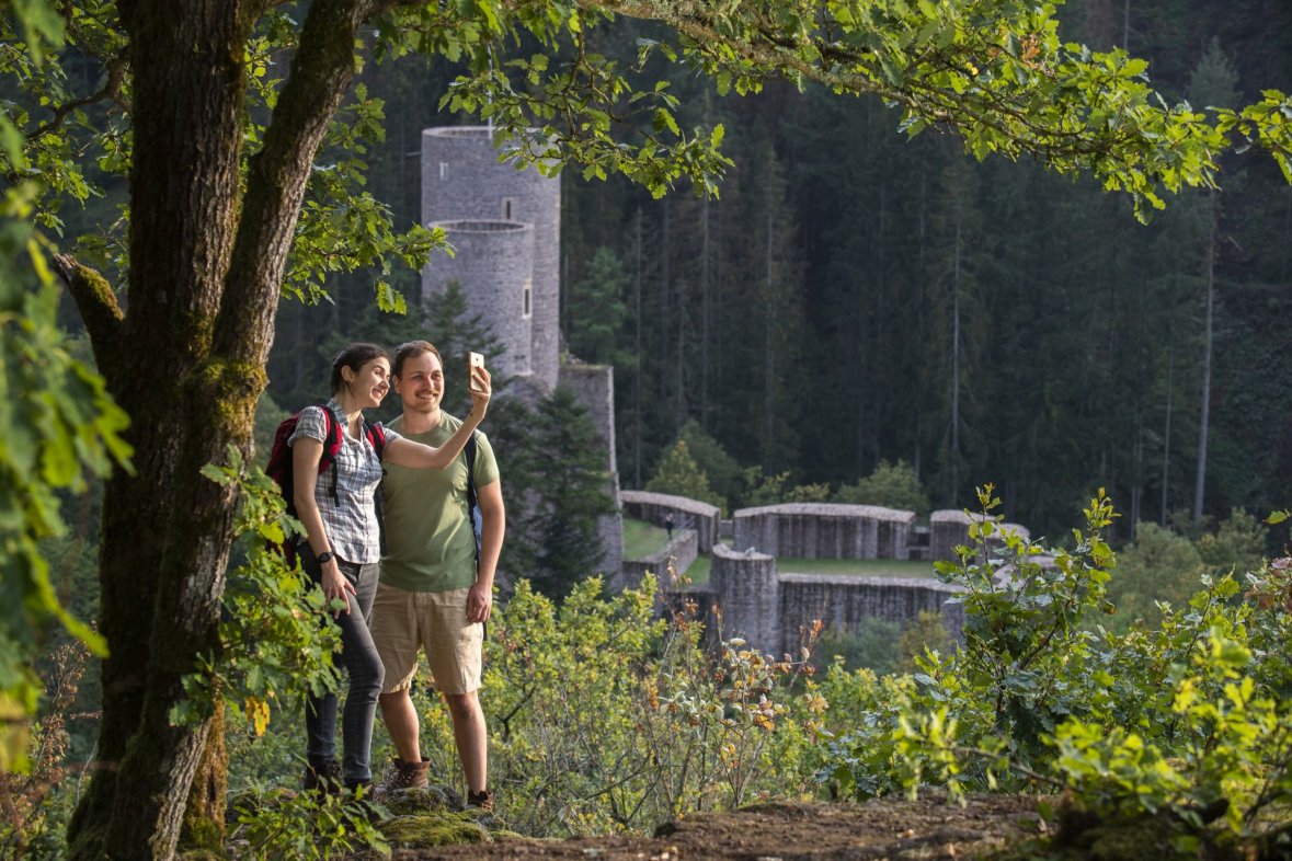 Ein Pärchen am Aussichtspunkt Burgblick auf der Traumschleife Gräfin Loretta