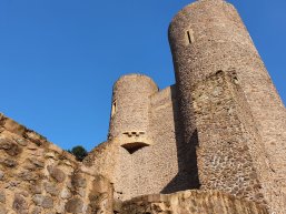 Burgansicht mit blauem Himmel