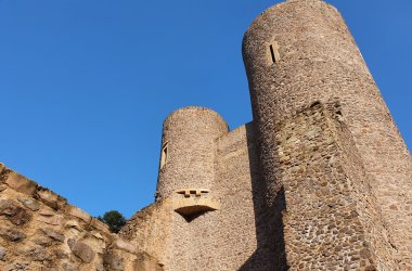 Burgansicht mit blauem Himmel