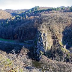 Blick vom Weibersprung auf den Klausfelsen im Herbst