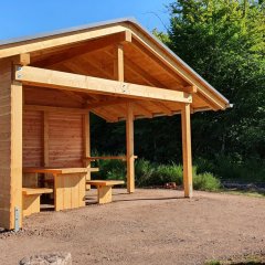 Schutzhütte am Nahekopf im Sommer