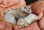 Hände mit Mineralien