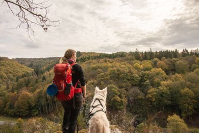 Wanderin und Hund am Weibersprung Wanderin und Hund am Weibersprung