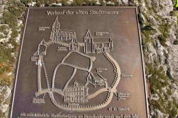 Tafel an der Stadtmauer Tafel an der Stadtmauer