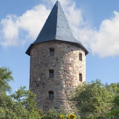 Dicker Turm mit Blumenbeet