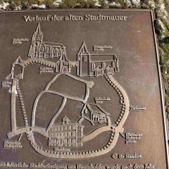 Historischer Stadtplan an der Stadtmauer