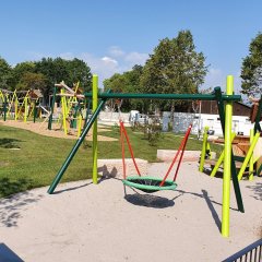 Nestschaukel auf dem Spielplatz