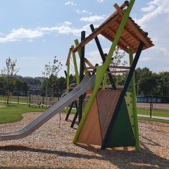 Rutschenturm auf dem Spielplatz am Weiher