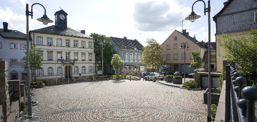 Place de Warcq mit Blick auf das alte Rathaus