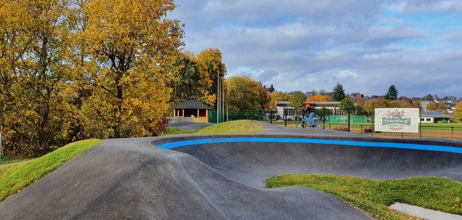 Mountainbiker auf asphaltierter Hügelpiste