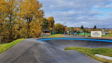 PumpTrack Baumholder Mountainbiker auf asphaltierter Hügelpiste