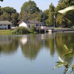 Badebereich am Weiher mit DLRG-Heim