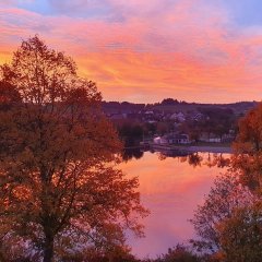 Roter Sonnenaufgang im Herbst