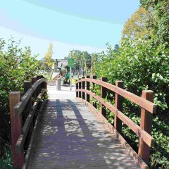 Weiherbrücke mit Spielplatz