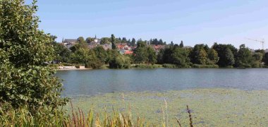 Weiher mit Stadtausblick