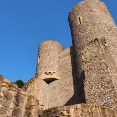 Burgansicht mit blauem Himmel