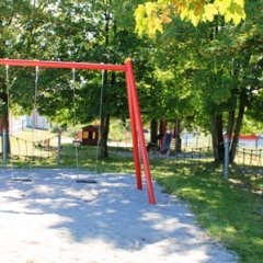 Schaukel auf dem Außengelände des Kindergartens in Rückweiler