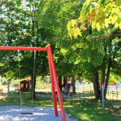 Schaukel auf dem Außengelände des Kindergartens in Rückweiler