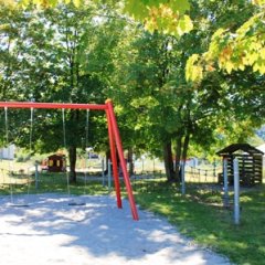 Schaukel auf dem Außengelände des Kindergartens in Rückweiler