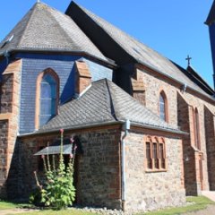 Rückseite der katholischen Kirche in Rückweiler