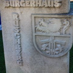 Sandstein, in den das Wappen von Ruschberg gehauen ist