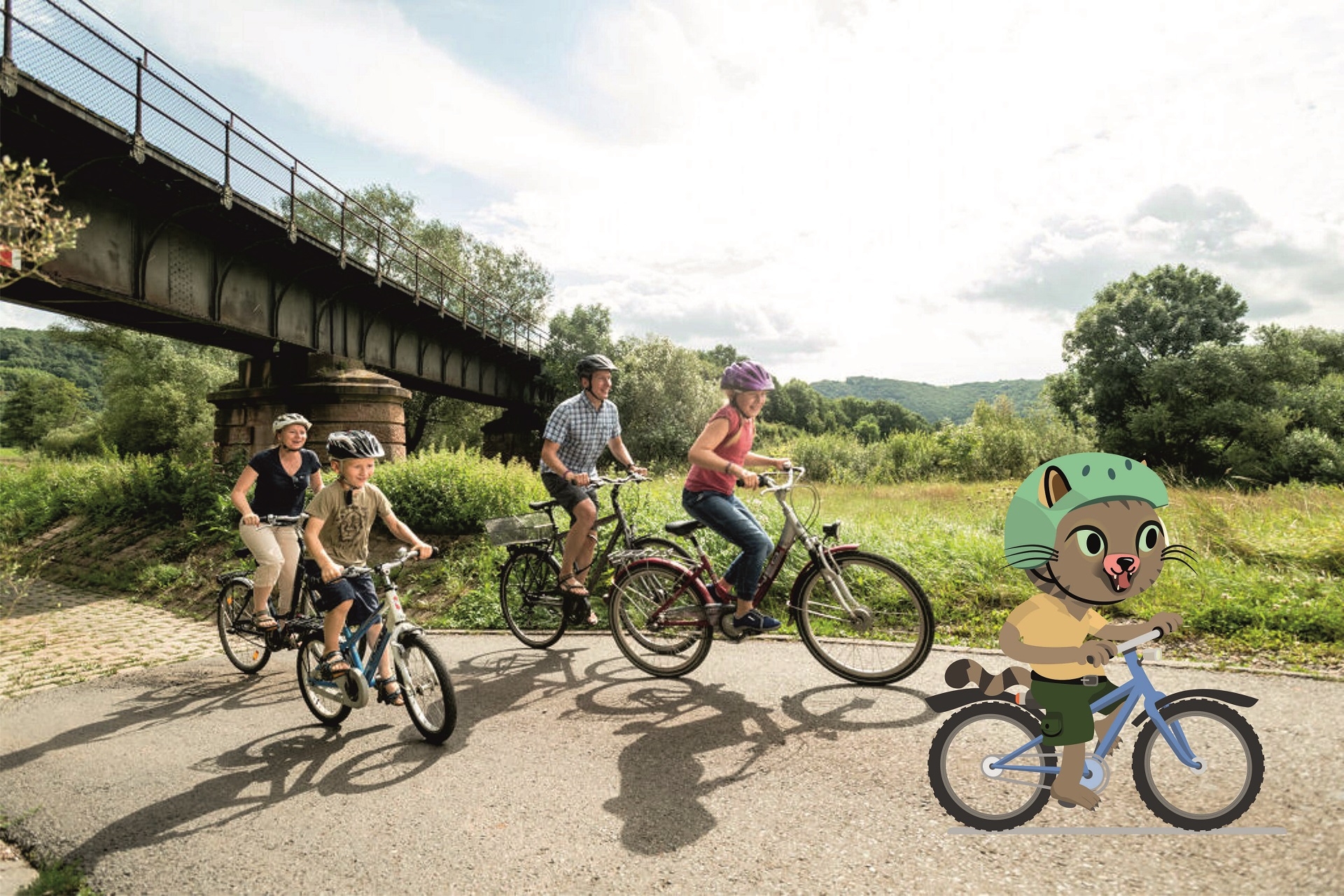 Maskottchen Sammy mit einer Familie auf dem Naheradweg