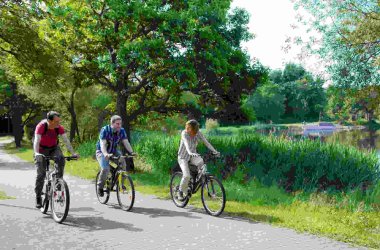 Radfahrer am Weiher