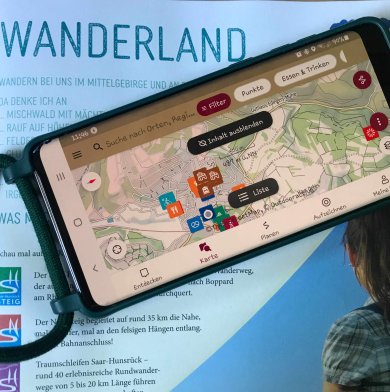Smartphone mit RLP-Erleben Tourenplaner APP