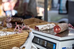 Regionale Waren Ein Stück Salamiwurst auf einer Waage