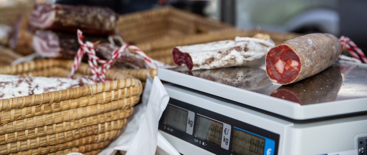 Regionale Waren Ein Stück Salamiwurst auf einer Waage