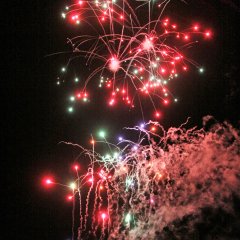 Feuerwerk über nächtlichem Weiher beim DAF