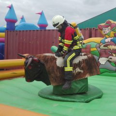 Feuerwehrmann probiert sich im Bullriding