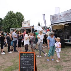 Lange Schlangen vor den Streetfoodständen