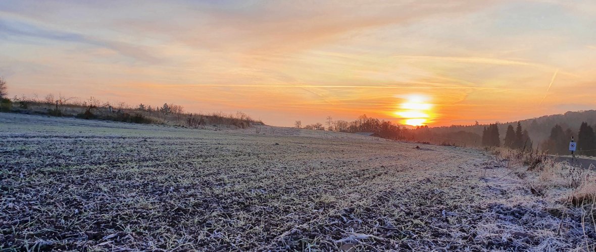 Sonnaufgang über gefrorener Landschaft