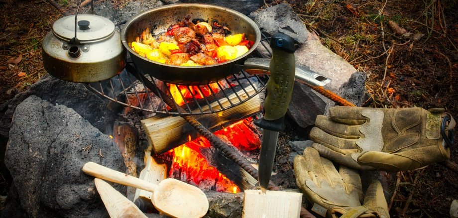 Grillfeuer bei der Treckingtour
