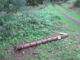 Umgestürzter Pfosten auf Wanderweg