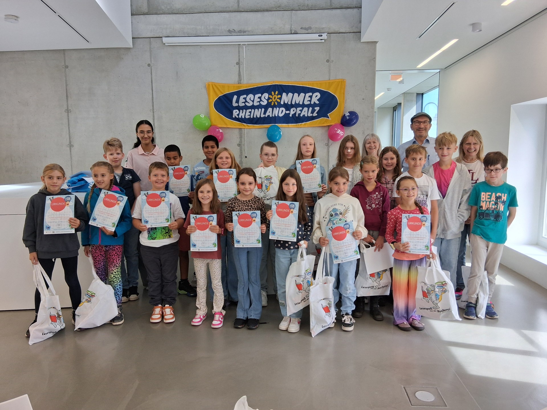 Abschlussfeier Lesesommer 2025 in der Stadtbücherei Baumholder mit einem Bild von allen Kindern die mitgemacht haben