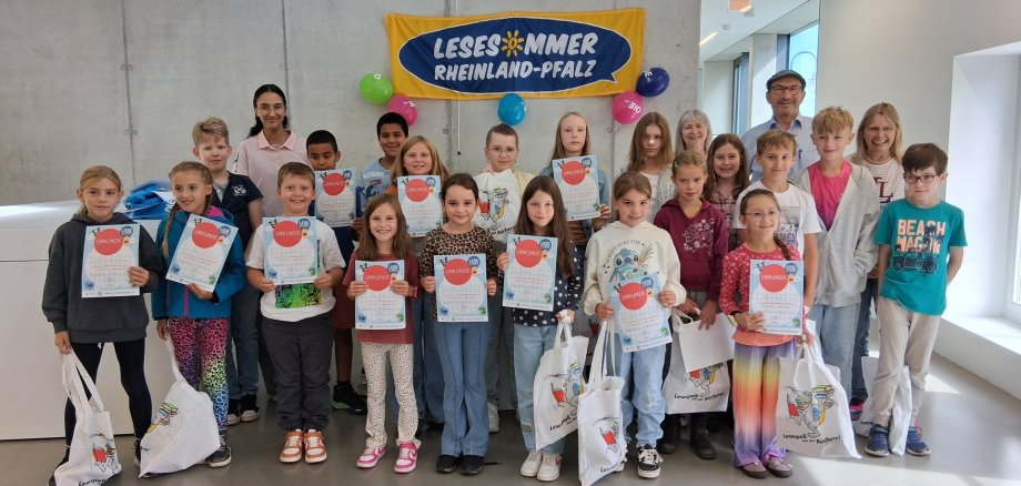 Abschlussfeier Lesesommer 2025 in der Stadtbücherei Baumholder mit einem Bild von allen Kindern die mitgemacht haben