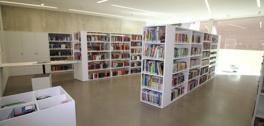 Bücherregale in der Stadtbücherei Baumholder