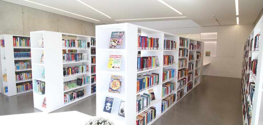 Bücherregale in der Stadtbücherei Baumholder