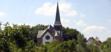 Die evangelische Kirche in Berglangenbach von Bäumen umgeben