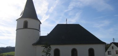 Außenansicht der evangelischen Kirche in Eckersweiler mit ihrem Rundturm